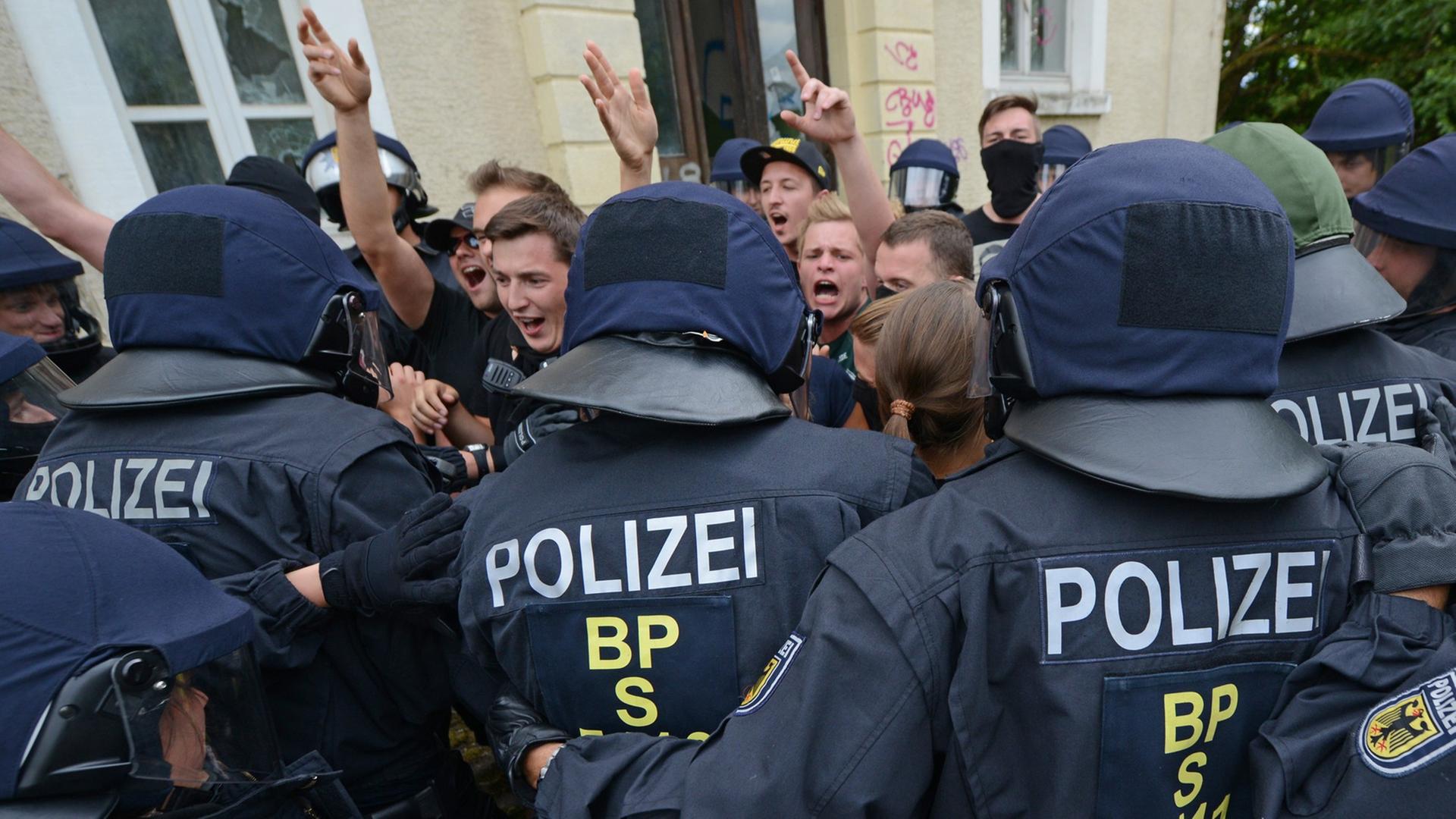 Polizisten üben den Umgang mit Fußballfans Polizisten üben den Umgang mit Fußballfans