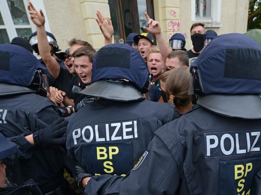 Polizisten üben den Umgang mit Fußballfans