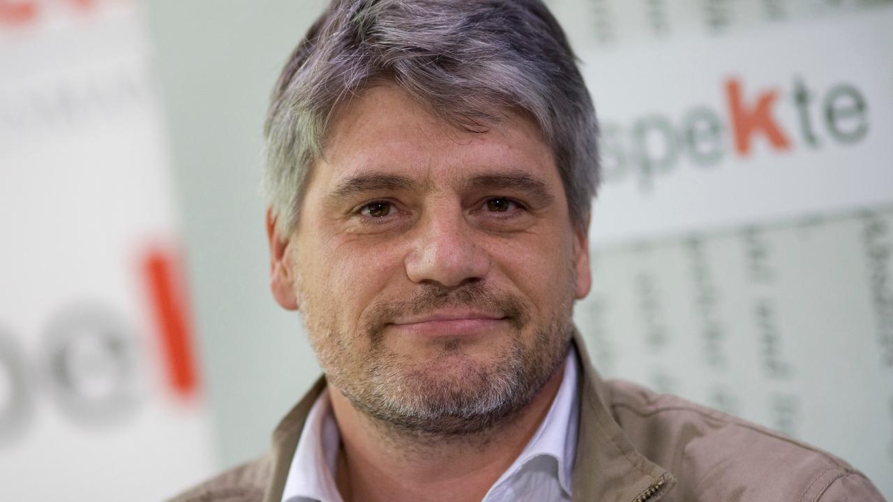 Der Buchautor, Raoul Schrott, bei der Buchpräsentation "Ilias", aufgenommen am 18.10.2008 auf der Buchmesse in Frankfurt am Main. Der Buchautor, Raoul Schrott, bei der Buchpräsentation "Ilias", aufgenommen am 18.10.2008 auf der Buchmesse in Frankfurt am Main.