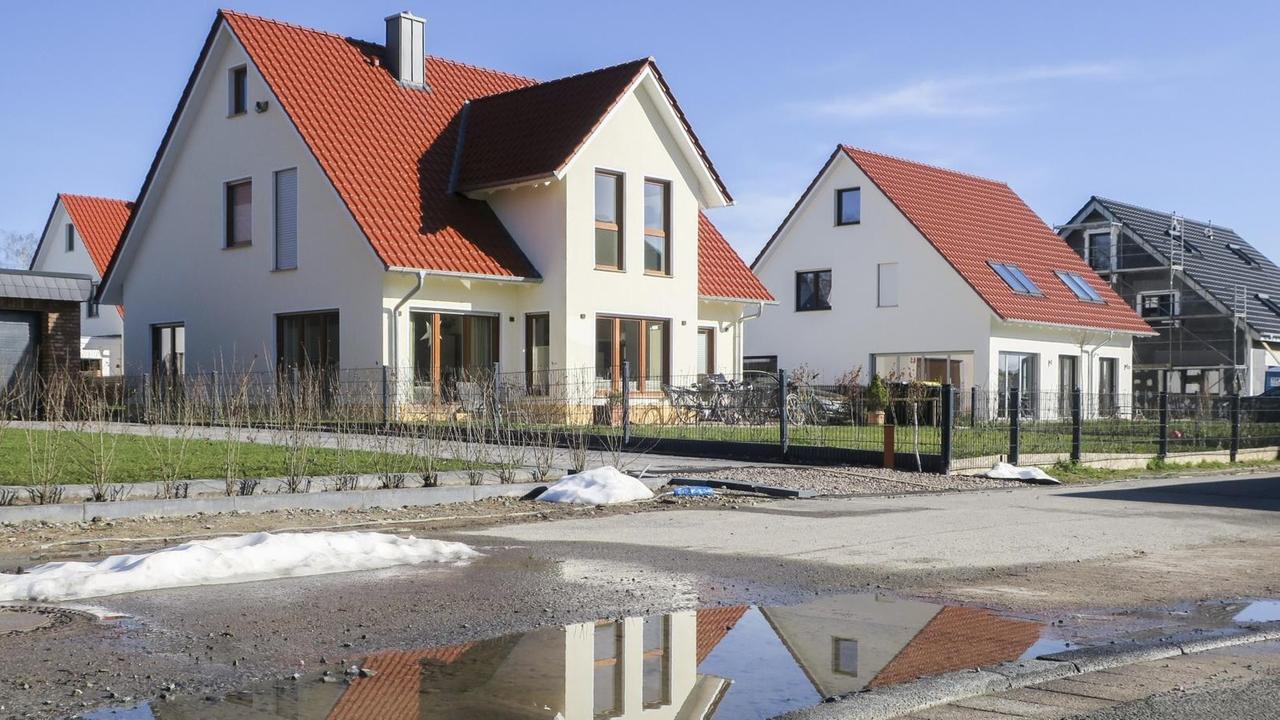 Einfamilienhaus- und Doppelhaus-Neubauten in einer neuen Siedlung. Einfamilienhaus- und Doppelhaus-Neubauten in einer neuen Siedlung.