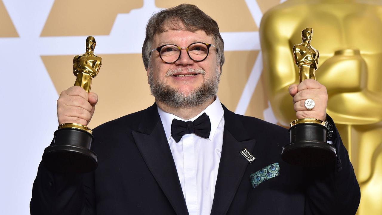 Der Regisseur Guillermo Del Toro nach der Oscar-Verleihung in Los Angeles mit den Trophäen.