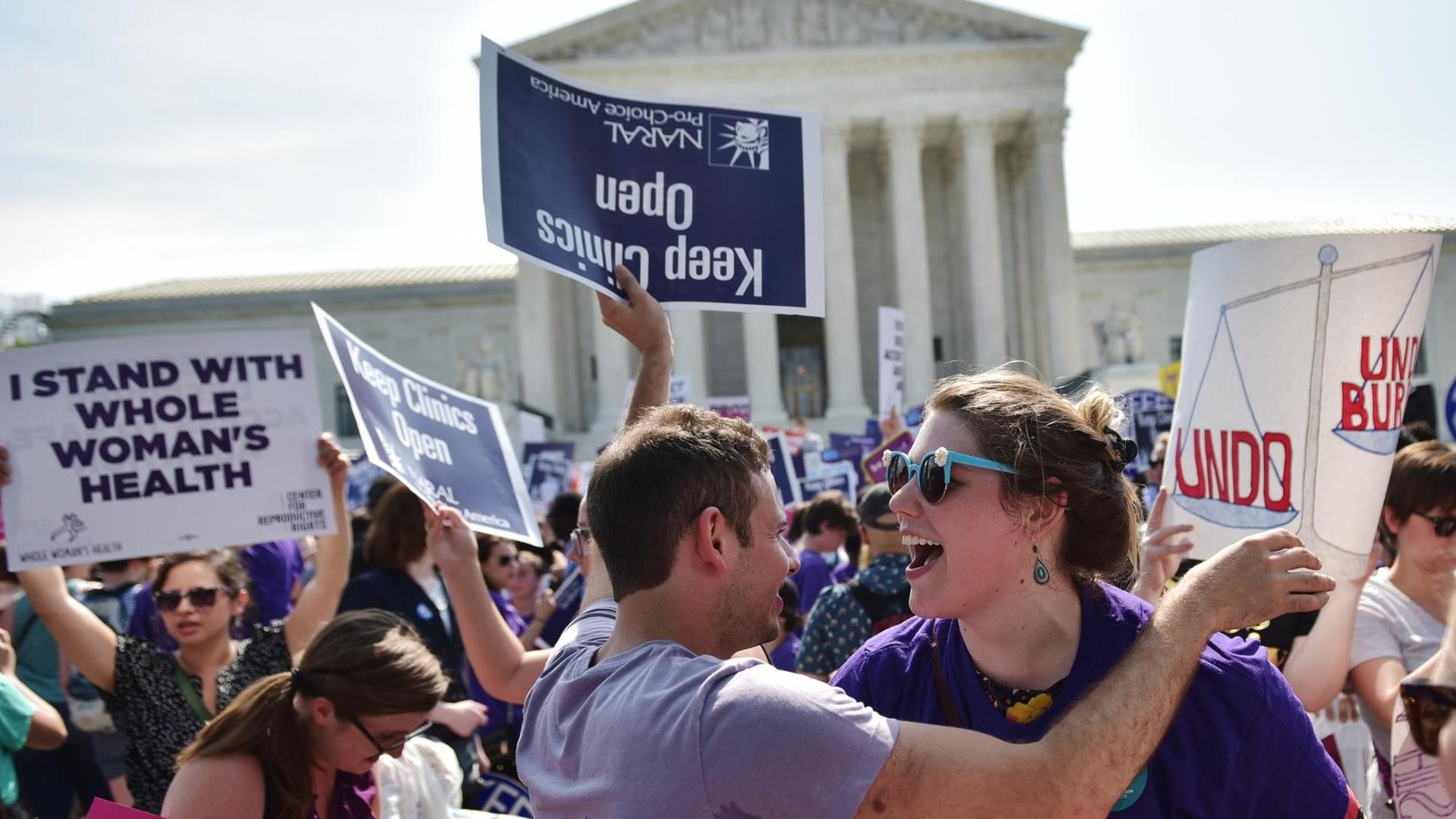 Aktivisten beider Lager demonstrieren vor dem Gebäude des Supreme Courts in Washington, D.C. Aktivisten beider Lager demonstrieren vor dem Gebäude des Supreme Courts in Washington, D.C.