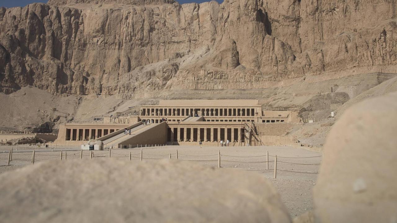 Der Totentempel der Hatschepsut stammt aus der 18. Dynastie und ist der am besten erhaltene Tempel in Deir el-Bahari am Westufer des Nil in Theben. Auffällig ist seine eigenwillige Architektur. Die Pylone sind durch offene Pfeilerhallen am Anfang je einer Terrasse ersetzt. Der gesamte Tempel ist aus Kalkstein errichtet. Totentempel der Hatschepsut
the Funerary Temple the Hatshepsut originates out the 18 Dynasty and is the at best preserved Temple in Deir El Bahari at West bank the Nile in Thebes striking is his Big Architecture the Pylons are through open at Beginning ever a Terrace replaced the Total Temple is out Limestone built Funerary Temple the Hatshepsut Der Totentempel der Hatschepsut stammt aus der 18. Dynastie und ist der am besten erhaltene Tempel in Deir el-Bahari am Westufer des Nil in Theben. Auffällig ist seine eigenwillige Architektur. Die Pylone sind durch offene Pfeilerhallen am Anfang je einer Terrasse ersetzt. Der gesamte Tempel ist aus Kalkstein errichtet. Totentempel der Hatschepsut
the Funerary Temple the Hatshepsut originates out the 18 Dynasty and is the at best preserved Temple in Deir El Bahari at West bank the Nile in Thebes striking is his Big Architecture the Pylons are through open at Beginning ever a Terrace replaced the Total Temple is out Limestone built Funerary Temple the Hatshepsut