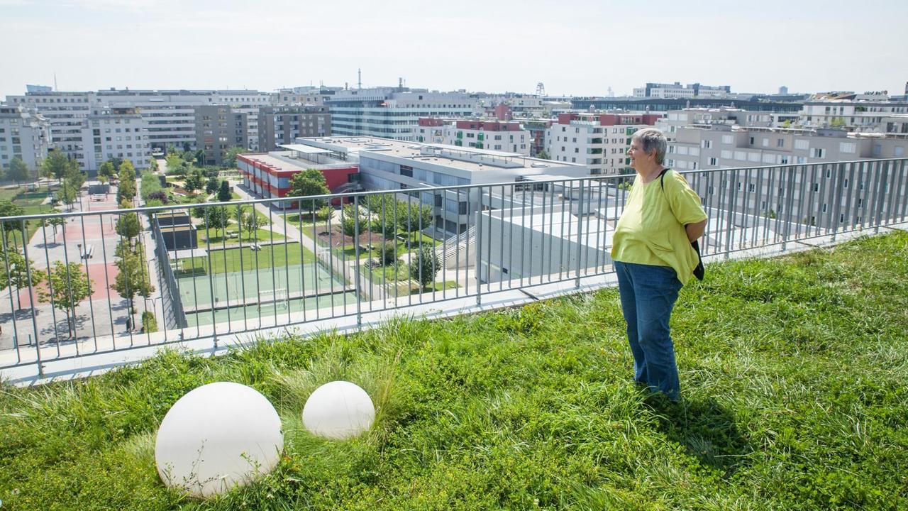Stefanie Reinberg, Bewohnerin des "Wohnprojekt Wien", auf der Dachterrasse mit Blick über die Stadt Stefanie Reinberg, Bewohnerin des "Wohnprojekt Wien", auf der Dachterrasse mit Blick über die Stadt