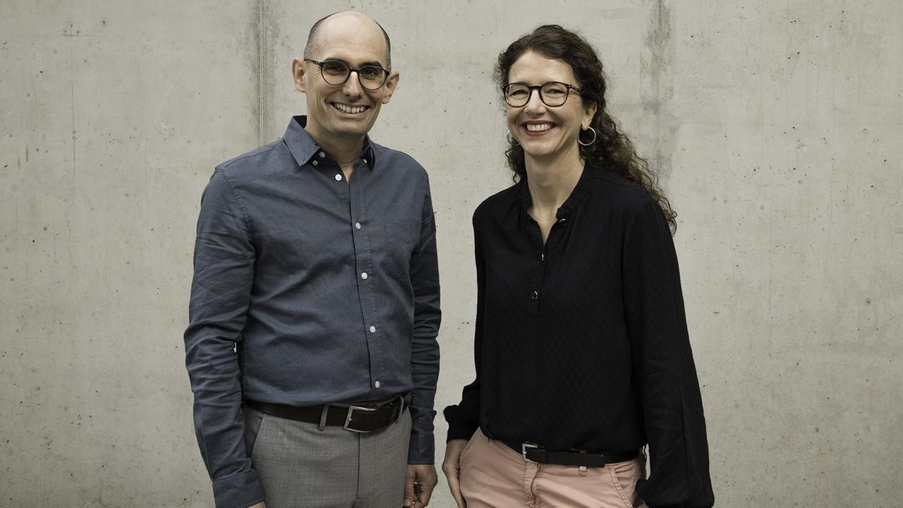 Alexander Riemenschneider und Christina Schulz lächeln in die Kamera. Alexander Riemenschneider und Christina Schulz lächeln in die Kamera.