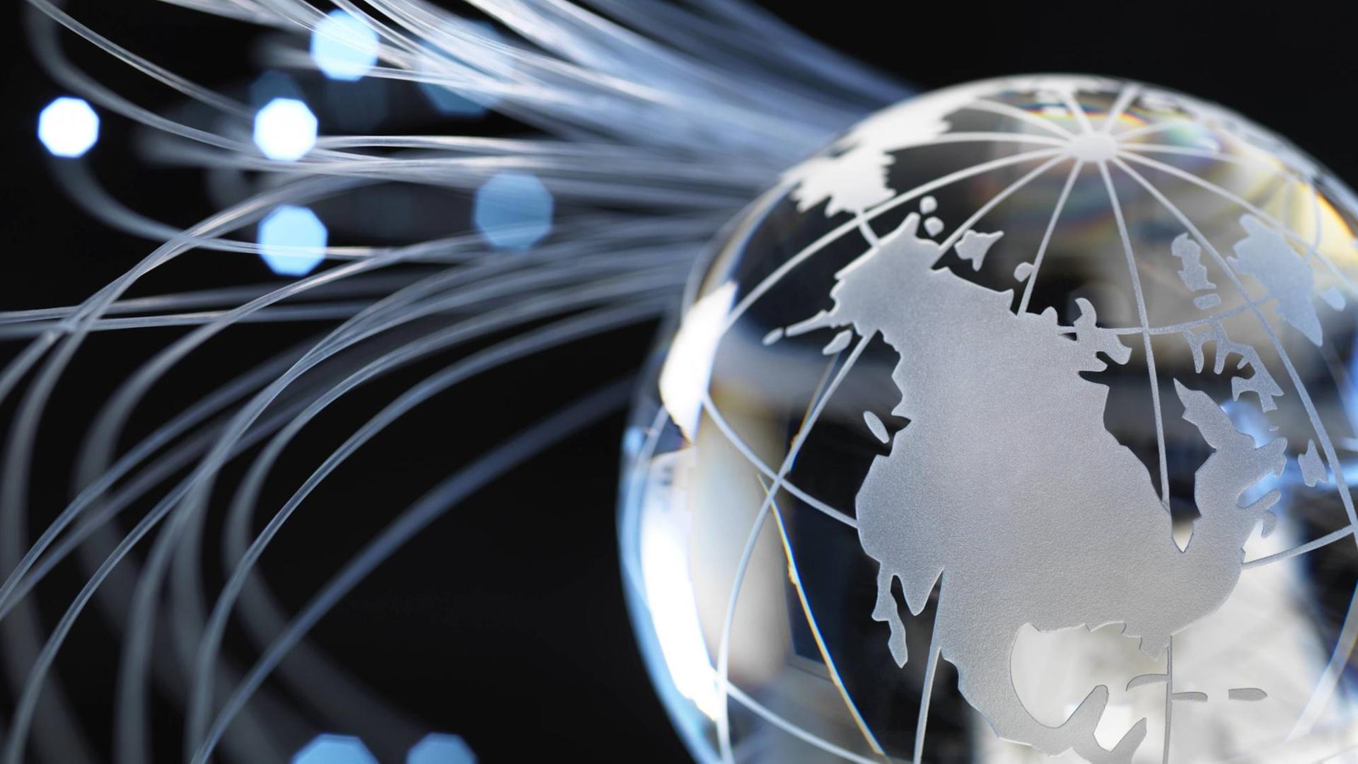 Globus und Fiberkabel-Optik (Illustration) Globus und Fiberkabel-Optik (Illustration)