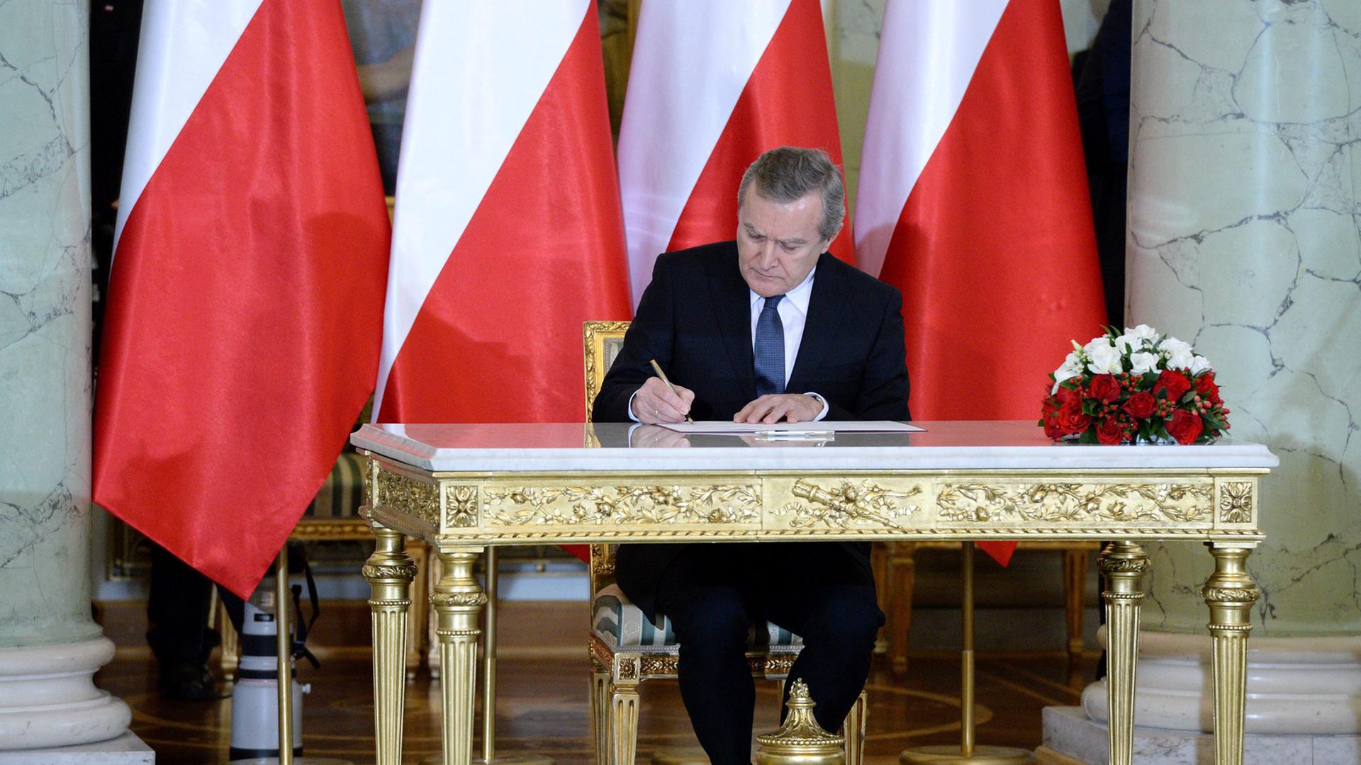 Der polnische Vize-Regierungschef und Kulturminister Piotr Glinski ist erst wenige Tage im Amt, will aber bereits am Polnischen Theater in Breslau ein missliebiges Stück absetzen lassen. Der polnische Vize-Regierungschef und Kulturminister Piotr Glinski ist erst wenige Tage im Amt, will aber bereits am Polnischen Theater in Breslau ein missliebiges Stück absetzen lassen.