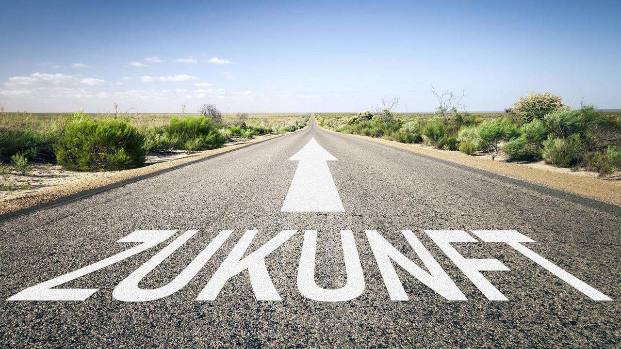 3D-Computergrafik, geradliniger Strassenabschnitt als Symbol fuer den Weg zum definiertem Ziel mit Aufschrift ZUKUNFT 3D computer graphic, straight highway section representing a path to a defined goal lettering ZUKUNFT \(Future\) BLWS501258 Copyright: xblickwinkel/McPHOTO/M.xGannx
