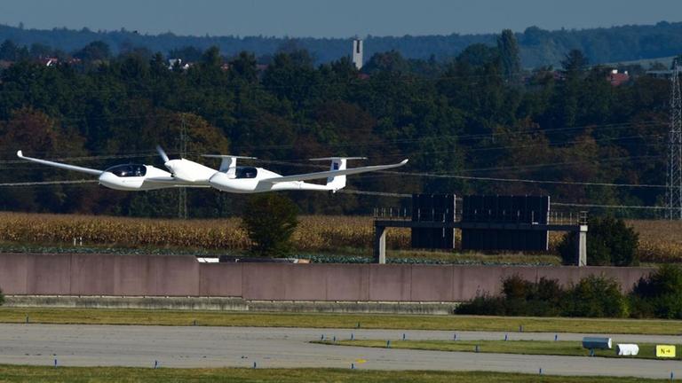 Heute gegen 11:10 Uhr hob das viersitzige Flugzeug HY4 am Stuttgarter Flughafen zum Erstflug ab