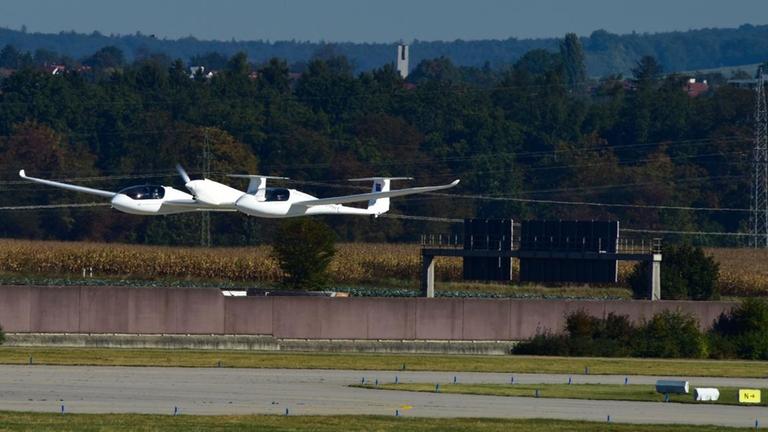 Heute gegen 11:10 Uhr hob das viersitzige Flugzeug HY4 am Stuttgarter Flughafen zum Erstflug ab Heute gegen 11:10 Uhr hob das viersitzige Flugzeug HY4 am Stuttgarter Flughafen zum Erstflug ab