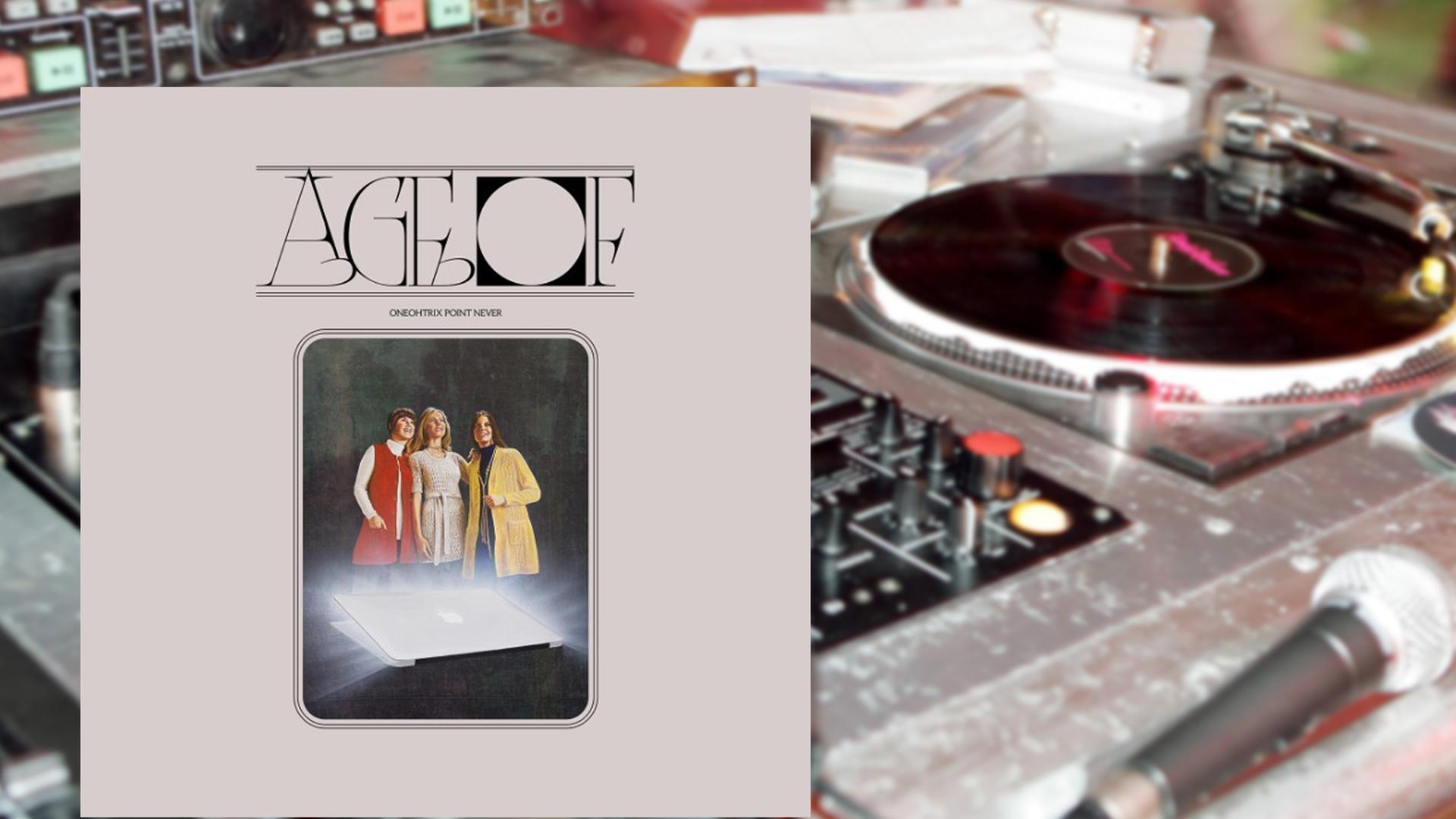 Cover des Albums "Age of" von Oneohtrix Point Never vor dem Hintergrund eines Mischpults Cover des Albums "Age of" von Oneohtrix Point Never vor dem Hintergrund eines Mischpults