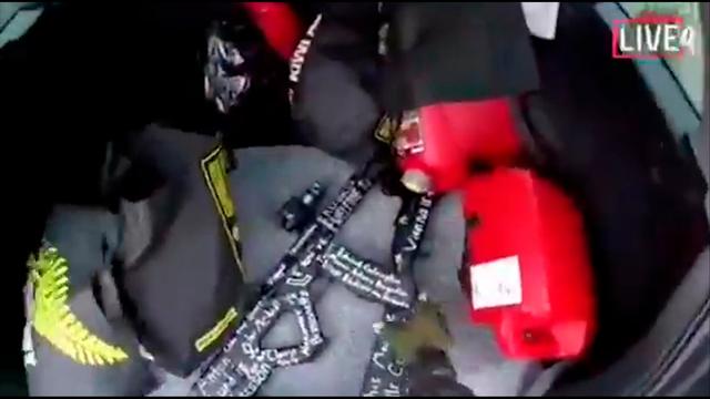 Dieses Bild aus dem Video des mutmaßlichen Schützen zeigt eine Waffe in seinem Fahrzeug.