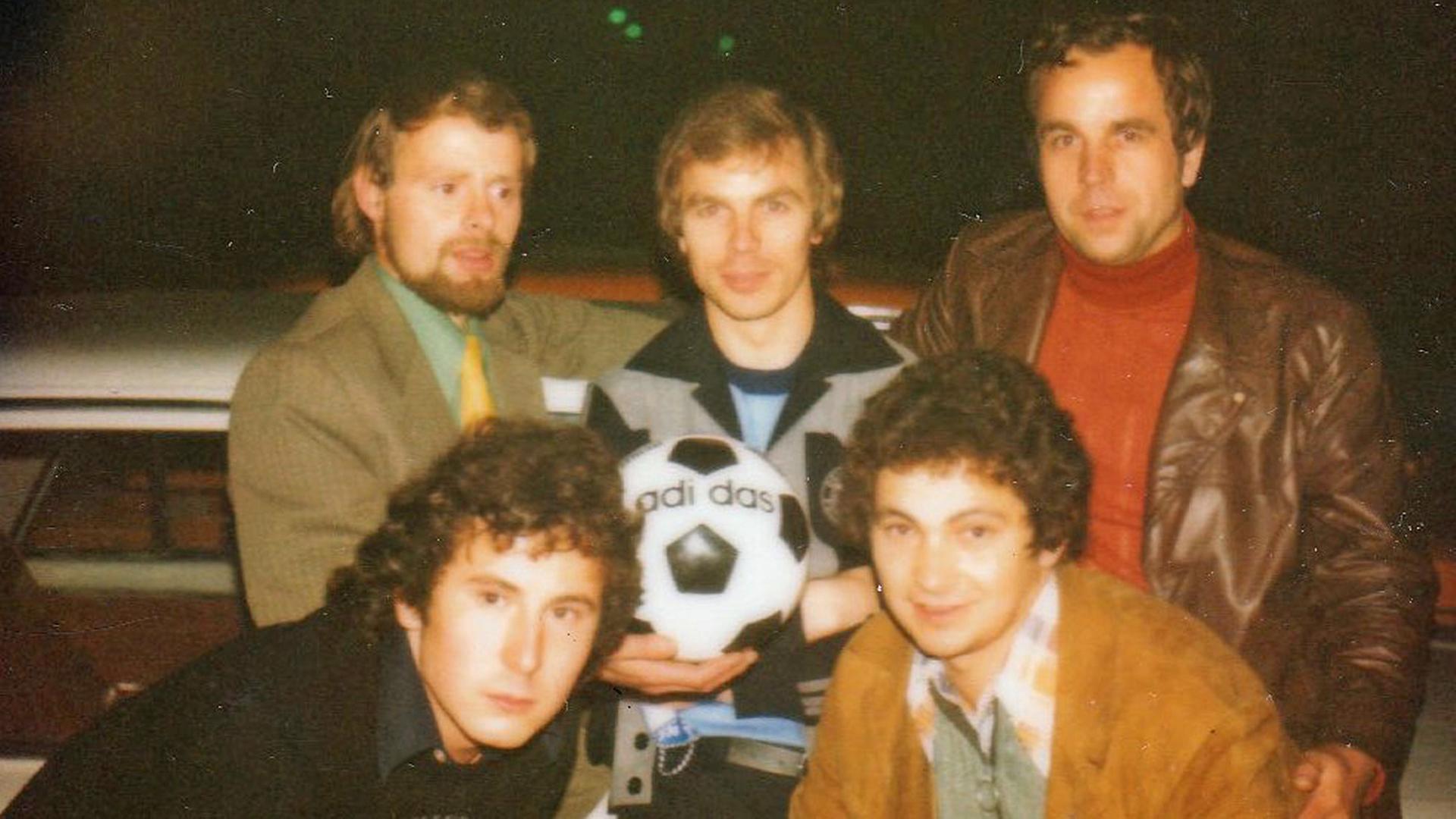 Der Altenburger Rudi Spindler trifft andere Fans in Prag - und Nationalspieler Bernard Dietz. Der Altenburger Rudi Spindler trifft andere Fans in Prag - und Nationalspieler Bernard Dietz.