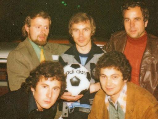 Der Altenburger Rudi Spindler trifft andere Fans in Prag - und Nationalspieler Bernard Dietz.