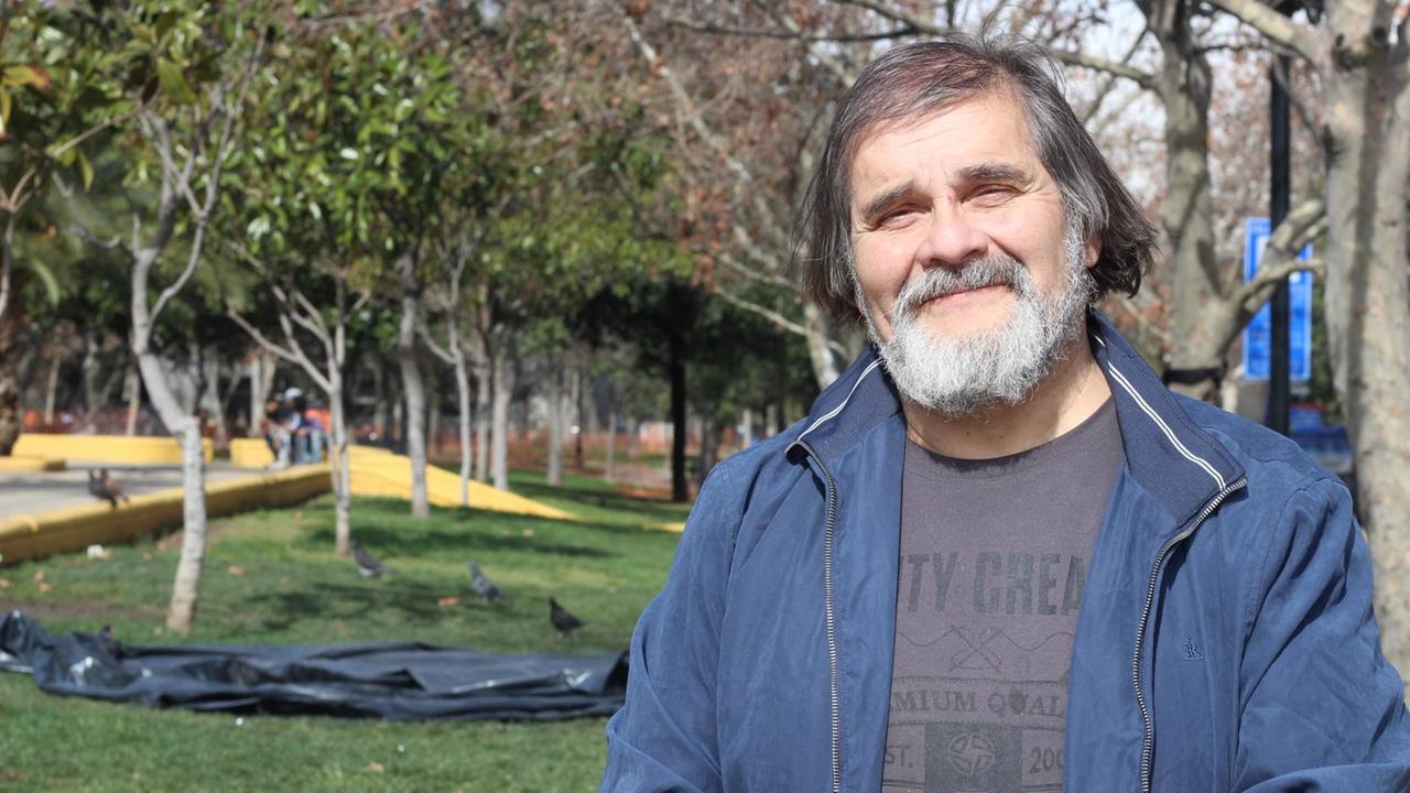Tiermediziner Juan Carlos Cárdenas sagt: Chile ist eine Bananenrepublik der Lachsindustrie. Er engagiert sich seit 15 Jahren für Meeresschutz und ist Vorsitzender der Nichtregierungsorganisation "Ecoceanos", 