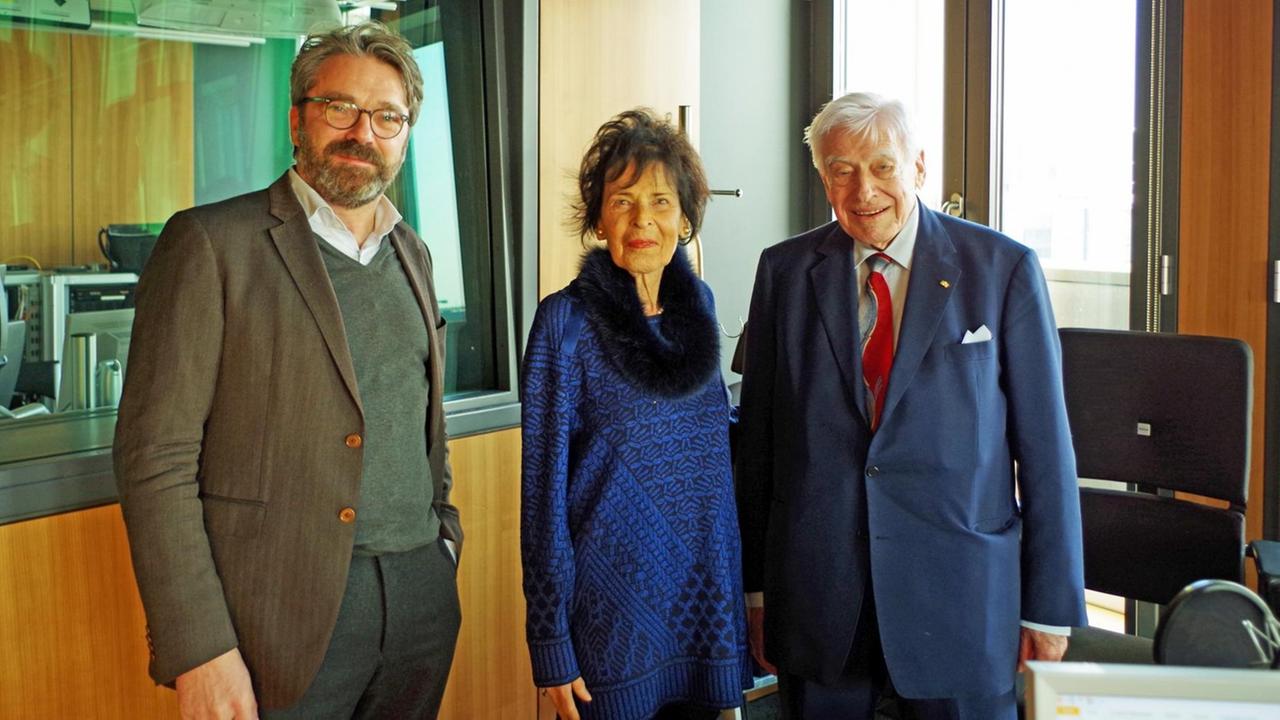 Christian Schwarz-Schilling (rechts) kam für das Interview in Begleitung seiner Frau Marie-Luise zu Hauptstadt-Korrespondent Stephan Detjen ins Studio Christian Schwarz-Schilling (rechts) kam für das Interview in Begleitung seiner Frau Marie-Luise zu Hauptstadt-Korrespondent Stephan Detjen ins Studio