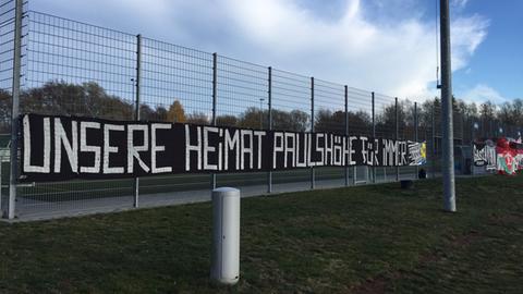 Banner auf dem Fußballplatz "Unsere Heimat Paulshöhe für immer"