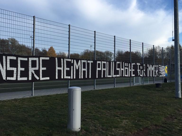 Banner auf dem Fußballplatz "Unsere Heimat Paulshöhe für immer"