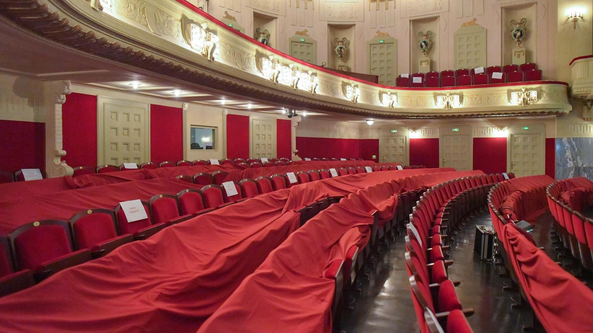Brandenburg, Cottbus: Abgedeckt sind leere Sitzplätze im Staatstheater Cottbus, das coronabedingt geschlossen ist. Brandenburg, Cottbus: Abgedeckt sind leere Sitzplätze im Staatstheater Cottbus, das coronabedingt geschlossen ist.