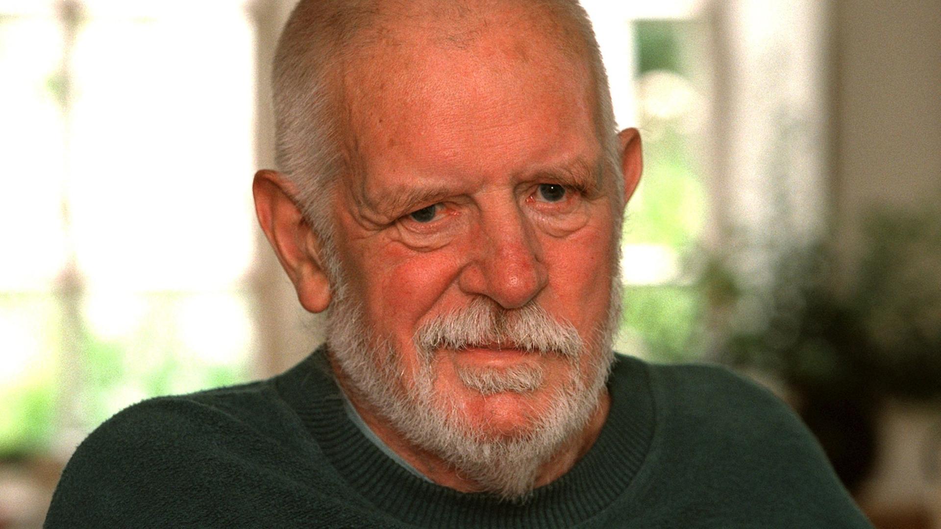Der Schriftsteller Helmut Heißenbüttel in seinem Borsflether Haus im Kreis Steinburg, aufgenommen am 17.6.1996. Der Schriftsteller Helmut Heißenbüttel in seinem Borsflether Haus im Kreis Steinburg, aufgenommen am 17.6.1996.