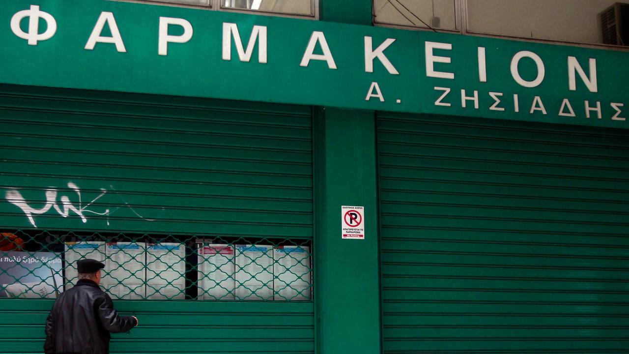 Ein älterer Mann steht am 10. März 2014 vor einer geschlossenen Apotheke in Athen, deren Besitzer gegen die Pläne der Regierung mit Streik protestiert, verschreibungsfreie Medikamente in Supermärkten zu verkaufen. Ein älterer Mann steht am 10. März 2014 vor einer geschlossenen Apotheke in Athen, deren Besitzer gegen die Pläne der Regierung mit Streik protestiert, verschreibungsfreie Medikamente in Supermärkten zu verkaufen.