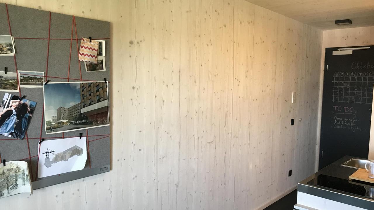 In Holz zu wohnen, beruhigt. Aber Dinge an beliebiger Stelle an die Wand nageln, ist hier nicht. In Holz zu wohnen, beruhigt. Aber Dinge an beliebiger Stelle an die Wand nageln, ist hier nicht.