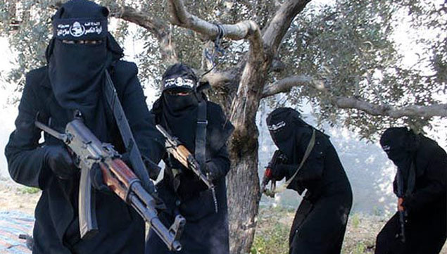 Foto aus einem Propagandavideo der IS-Miliz zeigt voll verschleierte Frauen mit Gewehren, die angeblich in der syrischen Stadt Al-Rakka operieren (undatiert). Foto aus einem Propagandavideo der IS-Miliz zeigt voll verschleierte Frauen mit Gewehren, die angeblich in der syrischen Stadt Al-Rakka operieren (undatiert).