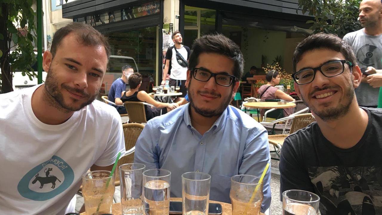 Die drei Studenten Giannis Stathopoulos, Giorgos Mendrinos, Michalis Psarras in einem Straßencafé im Athener Studentenviertel Exarcheia Die drei Studenten Giannis Stathopoulos, Giorgos Mendrinos, Michalis Psarras in einem Straßencafé im Athener Studentenviertel Exarcheia