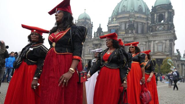 Aktivistinnen in traditioneller Kleidung Demonstrieren in deutschland. OvaHerero and Nama activists have protested several times in Germany for reparations.