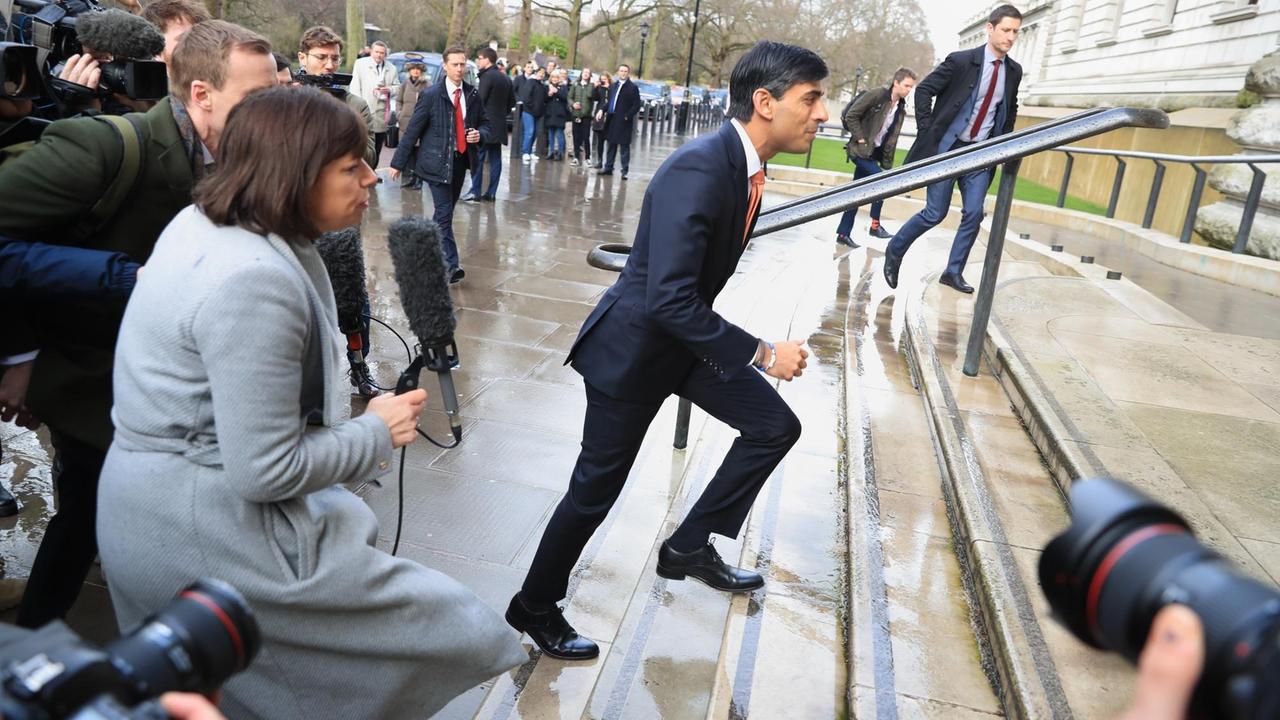 Der britische Finanzminister Rishi Sunak umgeben von Journalisten, Februar 2020 Der britische Finanzminister Rishi Sunak umgeben von Journalisten, Februar 2020