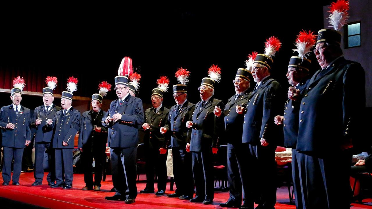 Der Männergesangsverein "Harmonie" der Zeche Victoria in Lünen im Stück "Unsere Herzkammer" in der Regie von Rainald Grebe am Theater Dortmund. Der Männergesangsverein "Harmonie" der Zeche Victoria in Lünen im Stück "Unsere Herzkammer" in der Regie von Rainald Grebe am Theater Dortmund.