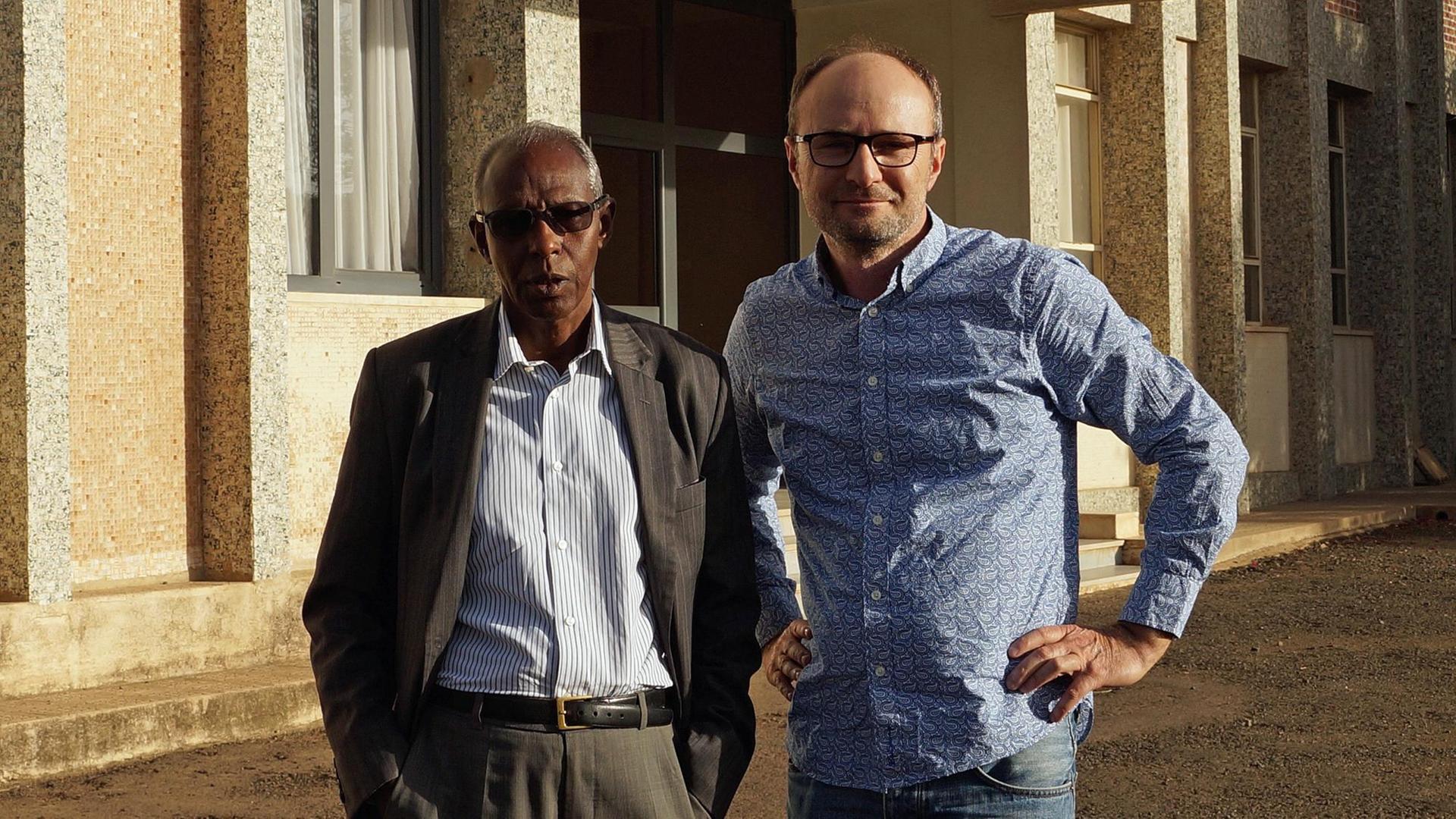 Yemane Gebreab (Präsidentenberater) und Deutschlandradio Reporter Oliver Ramme (v.l.).