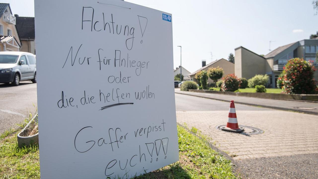 Schild gegen Gaffer in einem der betroffenen Gebiete Schild gegen Gaffer in einem der betroffenen Gebiete