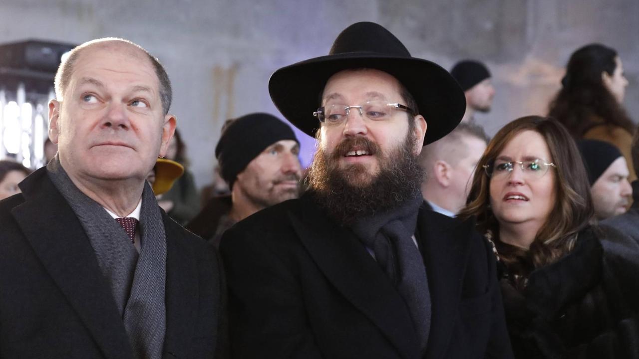 Vizekanzler und Finanzminister Olaf Scholz und Jehuda Teichtal, Rabbiner der Jüdischen Gemeinde zu Berlin, beim Richtfest des Jüdischen Campus Berlin.