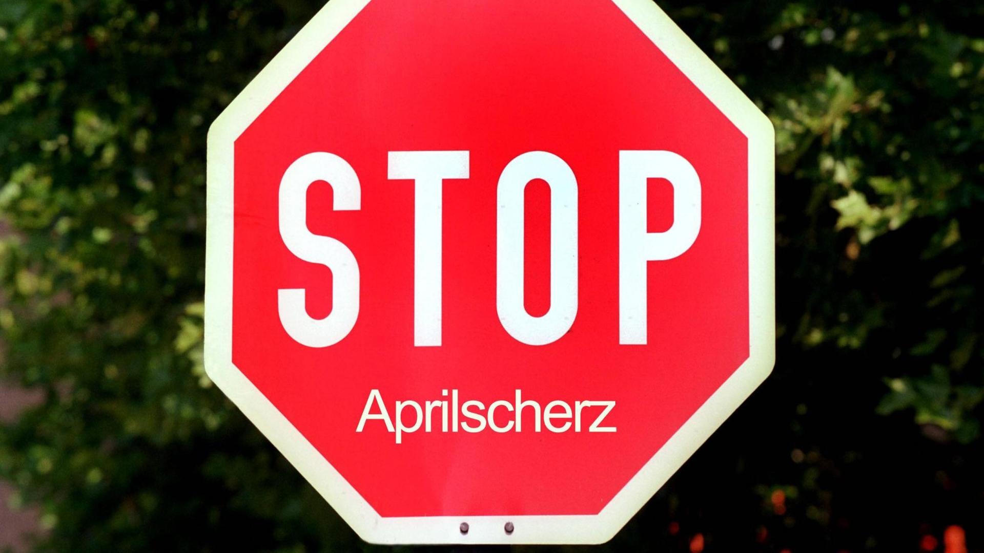 Ein Straßenschild zeigt "Stop Aprilscherz" Ein Straßenschild zeigt "Stop Aprilscherz"