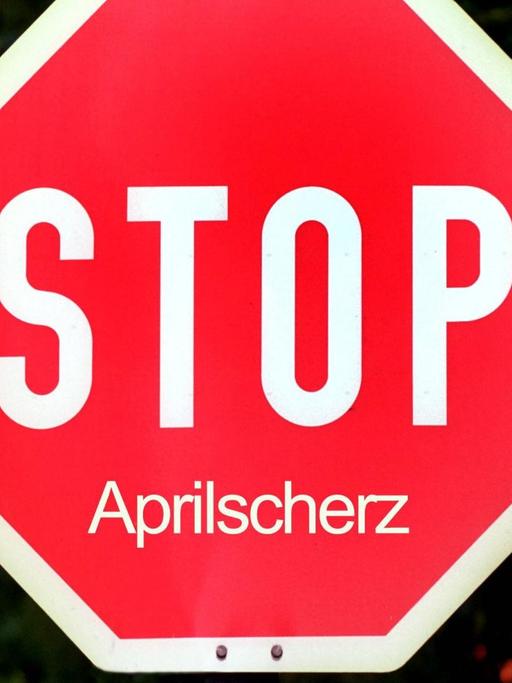 Ein Straßenschild zeigt "Stop Aprilscherz"