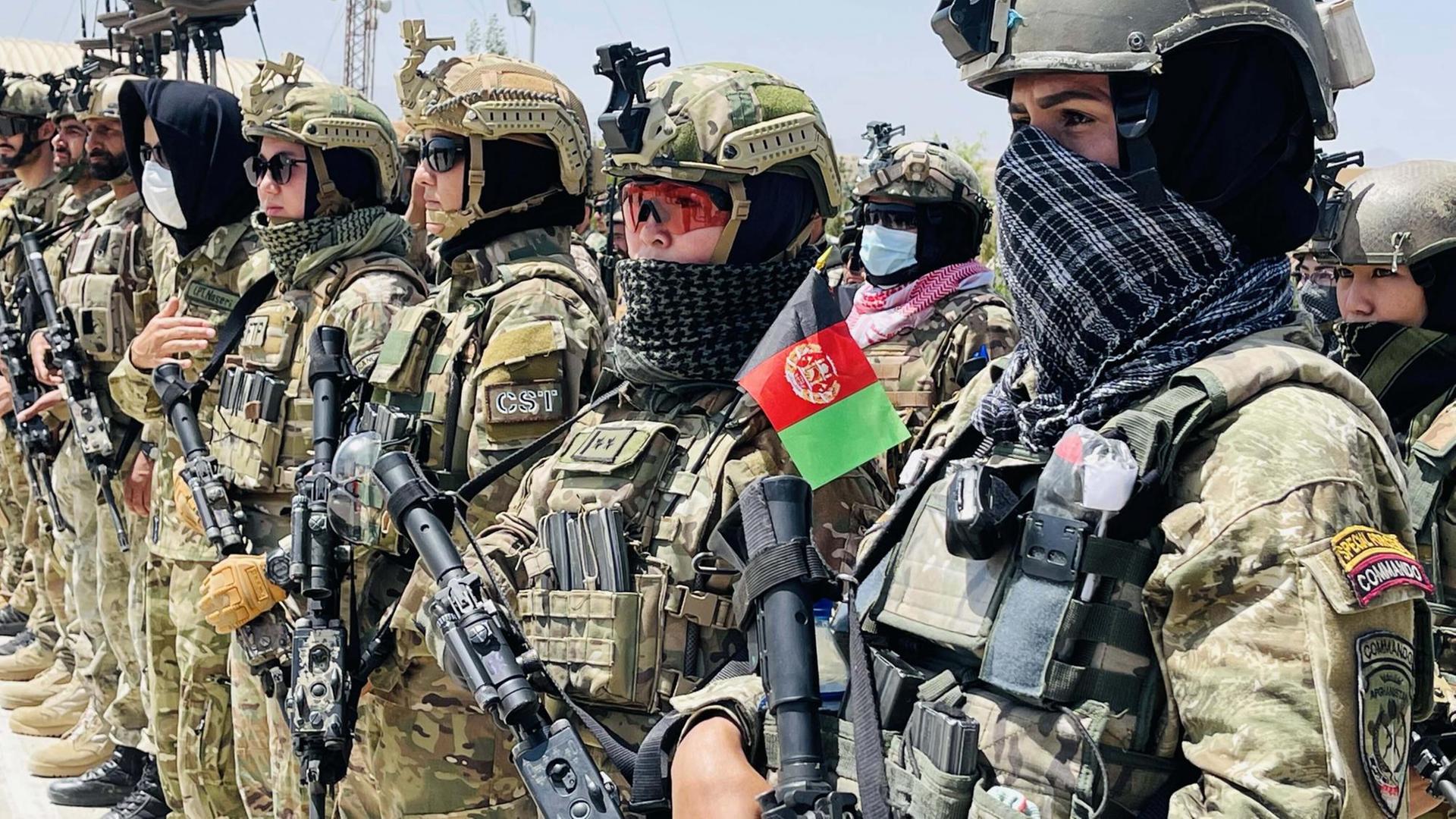 Soldatinnen und Soldaten einer afghanischen Spezialeinheit bei der Abschlussfeier ihrer dreimonatigen Ausbildung.