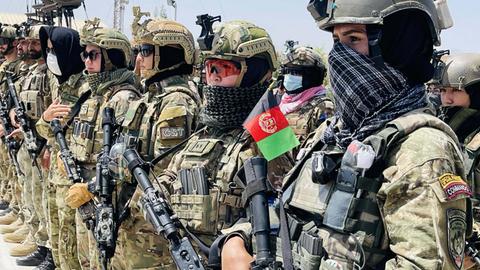 Soldatinnen und Soldaten einer afghanischen Spezialeinheit bei der Abschlussfeier ihrer dreimonatigen Ausbildung.
