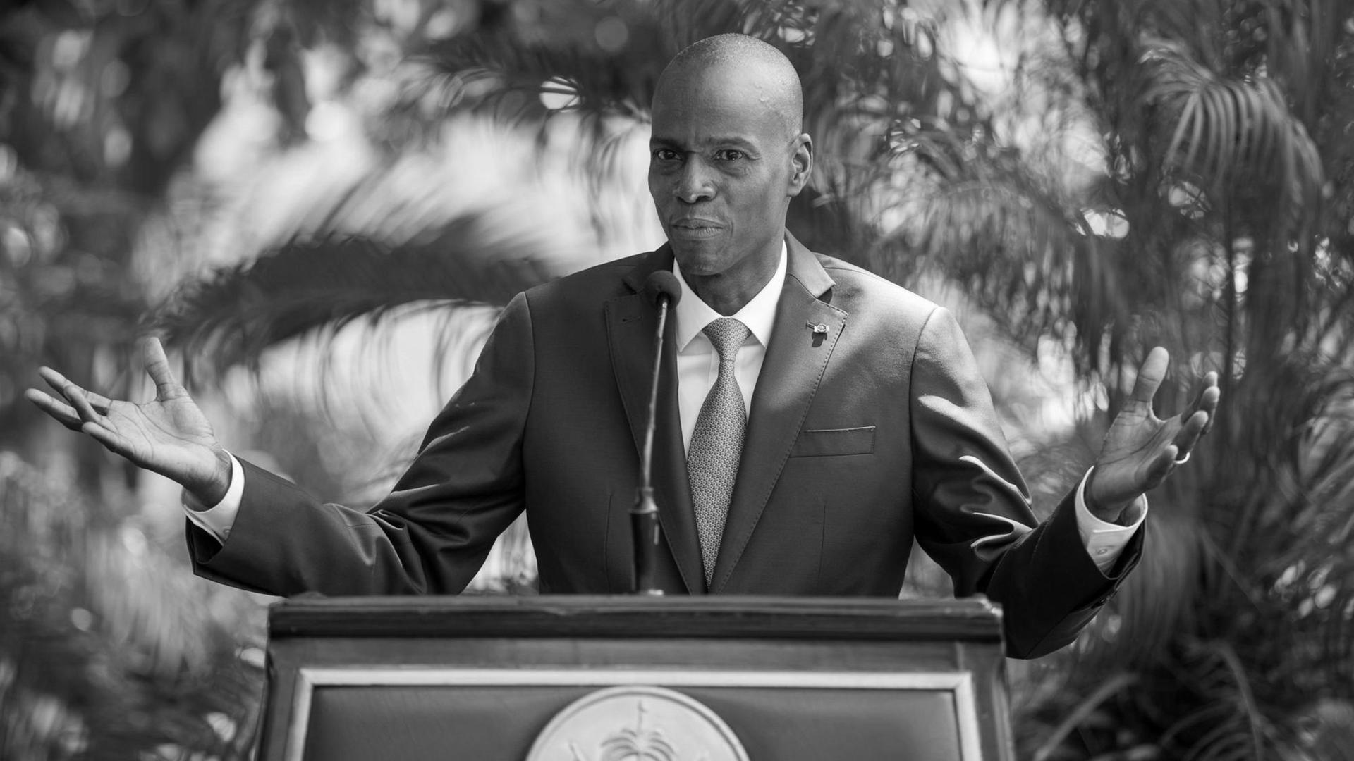 Der Präsident von Haiti, Jovenel Moïse, steht an einem Redner-Pult.