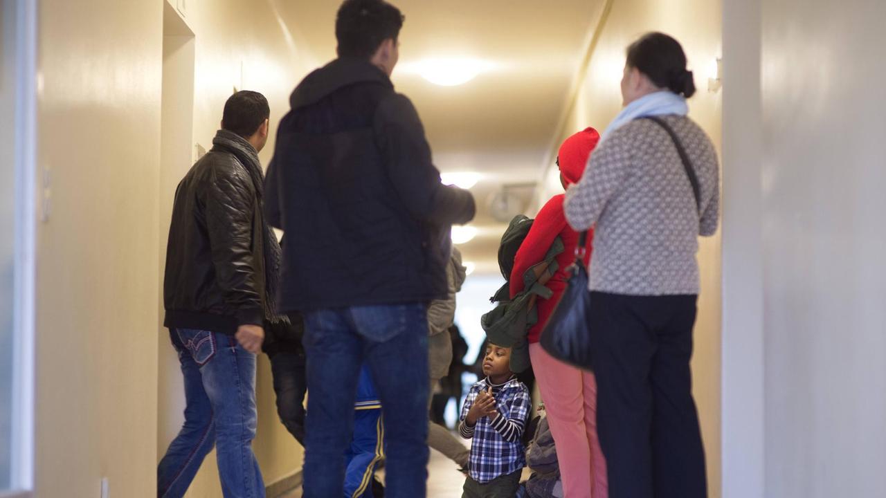 Menschen warten im Flur einer Behandlungsstelle für Nicht-Versicherte. Menschen warten im Flur einer Behandlungsstelle für Nicht-Versicherte.