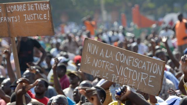 Menschen in Ouagadougou protestieren gegen das Militär.