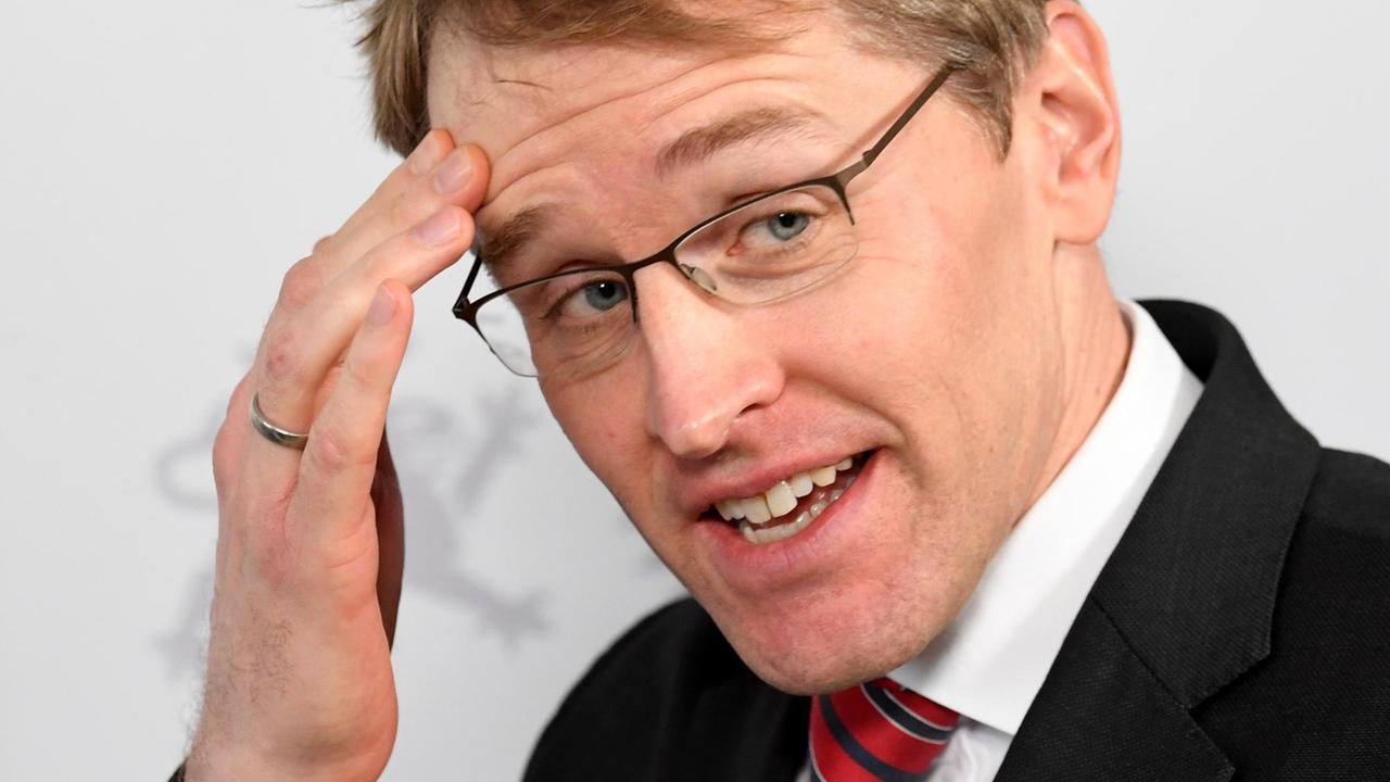 Der Ministerpräsident von Schleswig-Holstein, Daniel Günther (CDU), spricht und fasst sich dabei mit der Hand an die Stirn. Der Ministerpräsident von Schleswig-Holstein, Daniel Günther (CDU), spricht und fasst sich dabei mit der Hand an die Stirn.