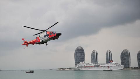 Ein Helikopter landet auf dem Deck eines chinesischen Marineschiffes, das mit der Suche nach der verschollenen Boeing 777-200 im südchinesischen Meer beauftragt ist.