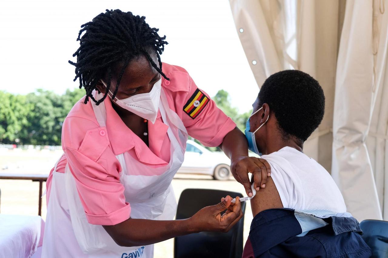 Das Foto zeigt eine Impfung in Kampala/Uganda im Juni 2021. Das Foto zeigt eine Impfung in Kampala/Uganda im Juni 2021.