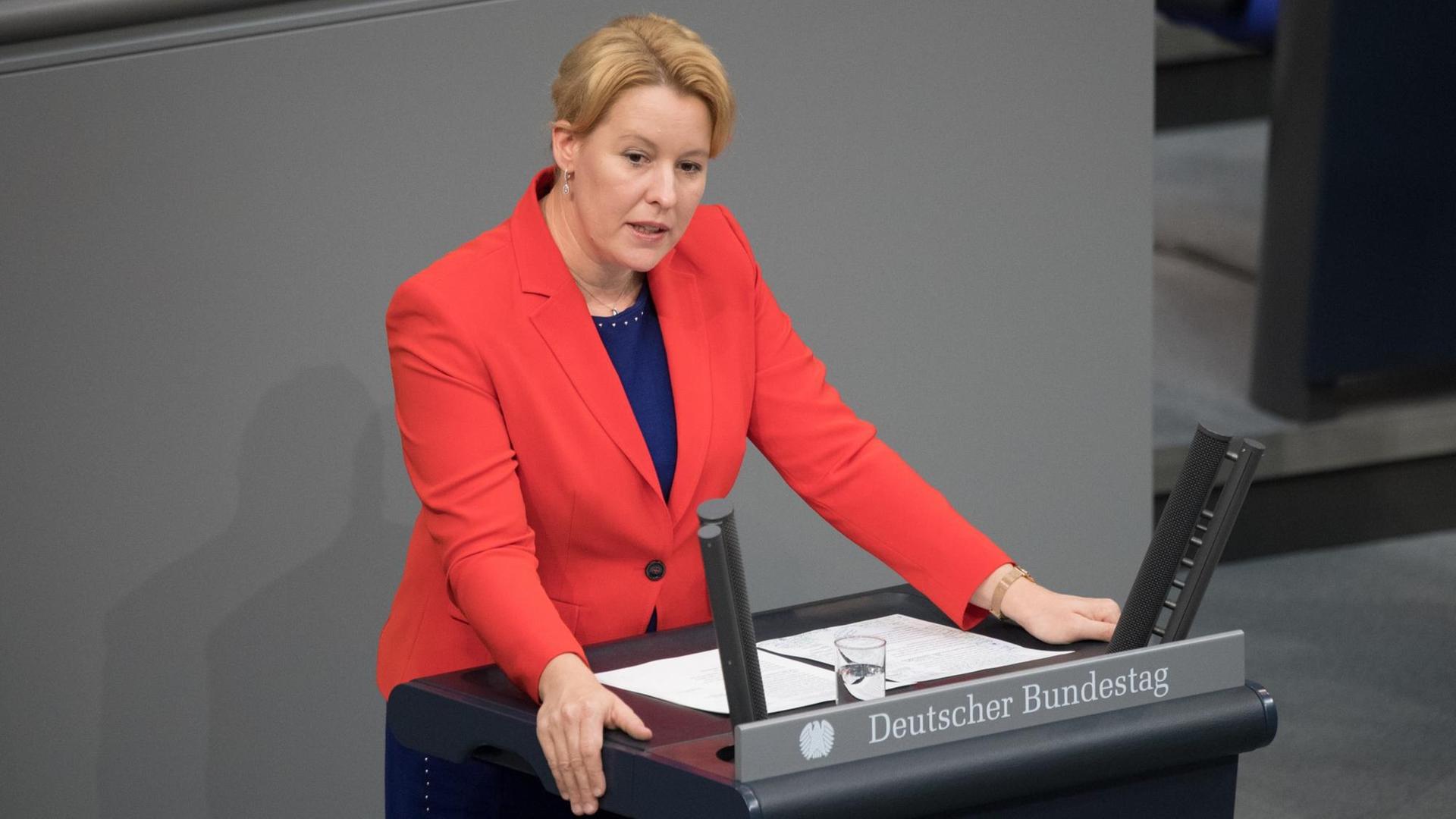 Franziska Giffey spricht bei der Plenarsitzung im Deutschen Bundestag. Franziska Giffey spricht bei der Plenarsitzung im Deutschen Bundestag.