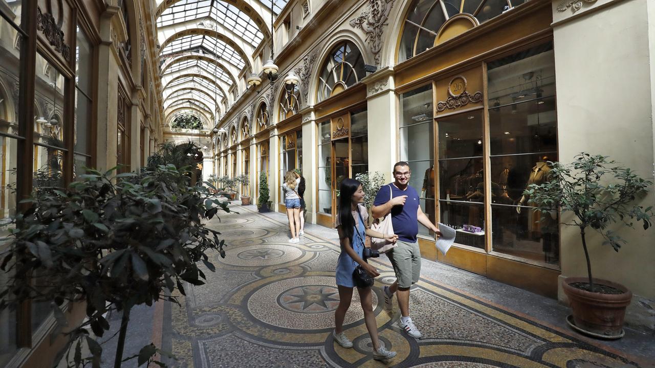 Die Galerie Vivienne, eine überdachte Passage in Paris: Die Passagen mit Marmorfußböden und Kassettendecken entstanden in der ersten Hälfte des 19.Jahrhunderts. Die Galerie Vivienne, eine überdachte Passage in Paris: Die Passagen mit Marmorfußböden und Kassettendecken entstanden in der ersten Hälfte des 19.Jahrhunderts.