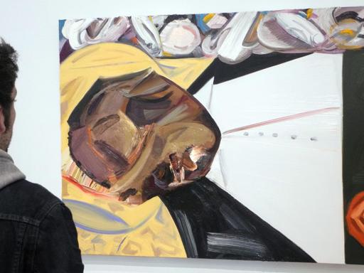 Ein Besucher steht am 29.03.2017 im Whitney-Museum New York vor dem Gemälde "Open Casket" der Künstlerin Dana Schutz.