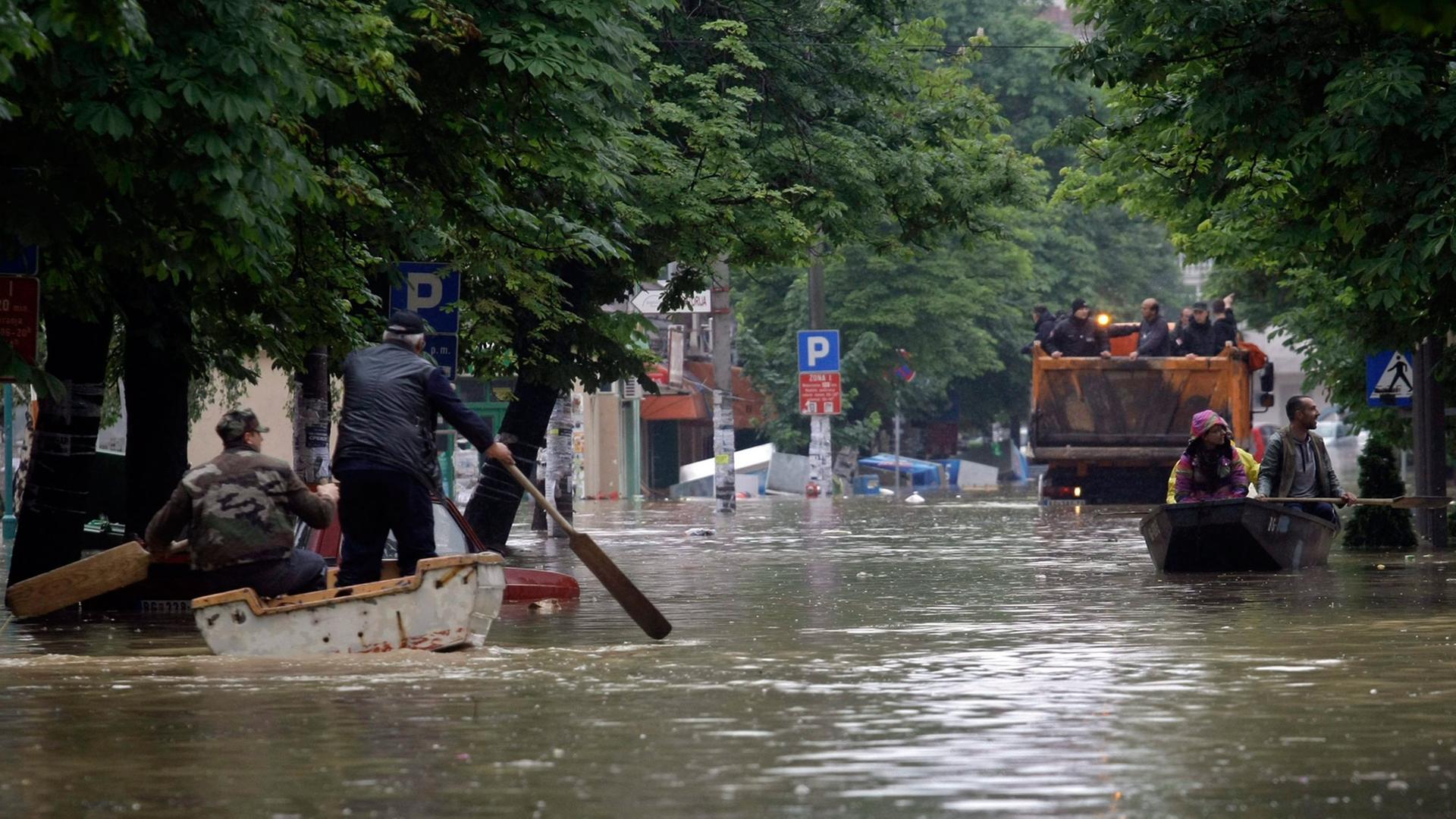 Eine völlig überflutete Straße in Obrenovac nahe Belgrad. Eine völlig überflutete Straße in Obrenovac nahe Belgrad.