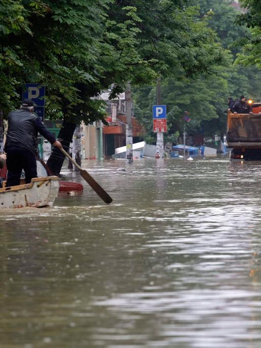 Eine völlig überflutete Straße in Obrenovac nahe Belgrad.