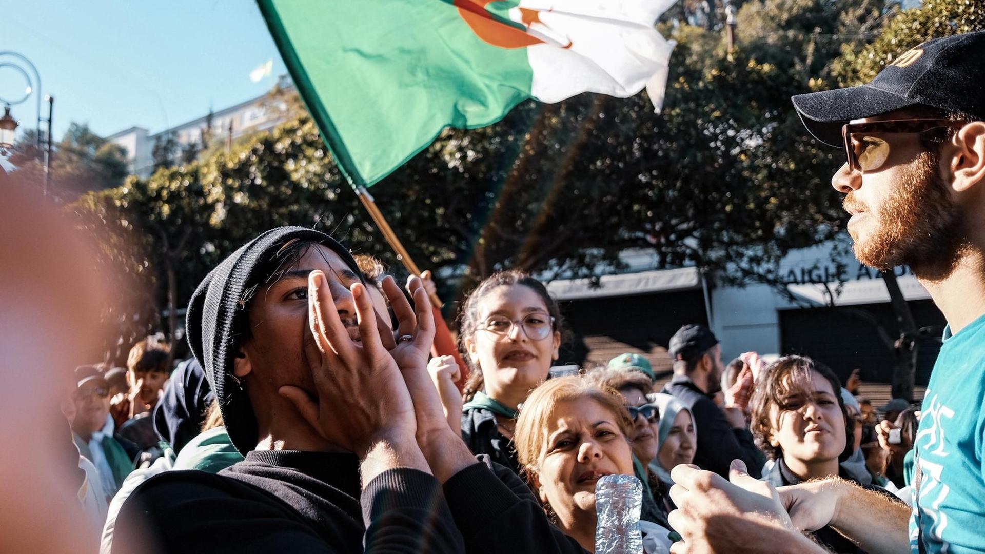 Demonstranten während des 41. Freitagsprotestes "Hirak" gegen die politische Elite, aufgenommen am 29. November 2019 Demonstranten während des 41. Freitagsprotestes "Hirak" gegen die politische Elite, aufgenommen am 29. November 2019